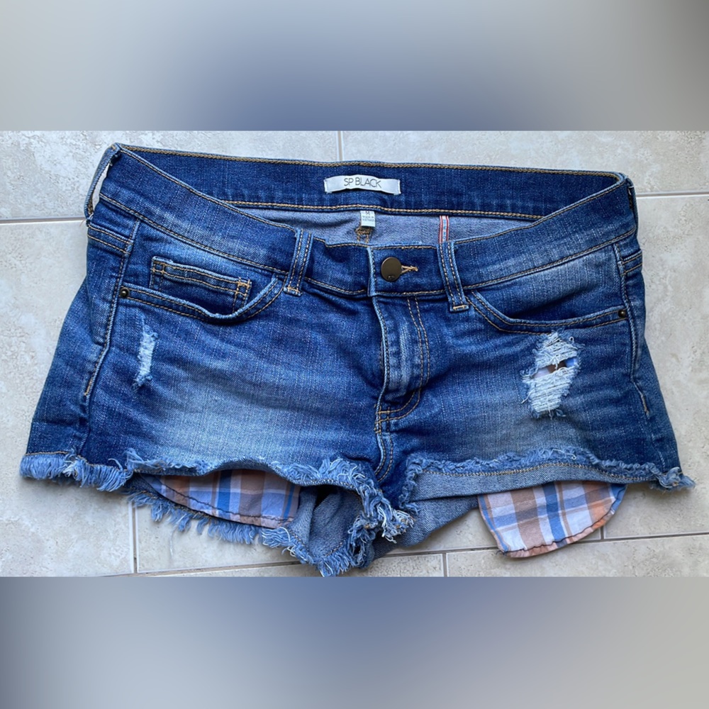 SP Black women’s low rise jean shorts, size 6 with cute decorative pockets